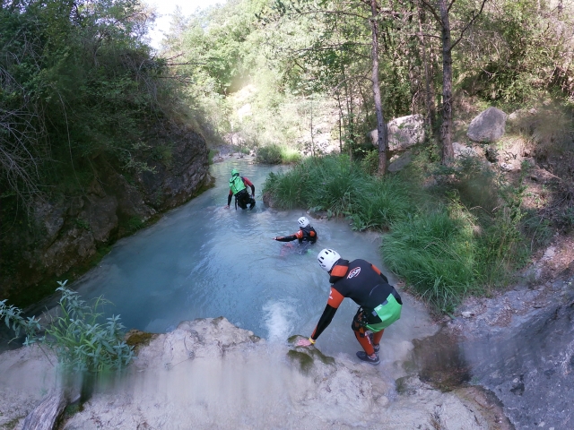 Saltando a la poza del barranco