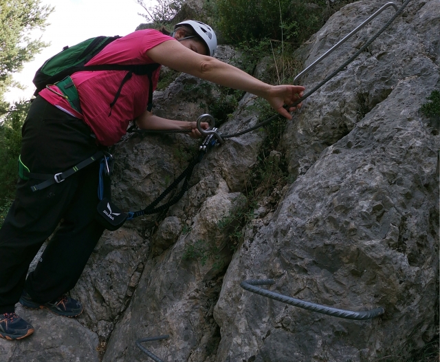 Ascendiendo por las grapas de la ferrata