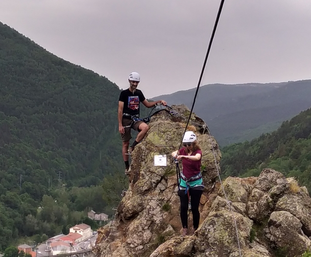 Asegurándose a la línea de vida de la via ferrata