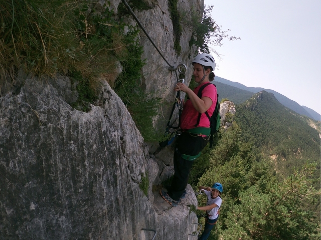 Avanzando por la vía ferrata