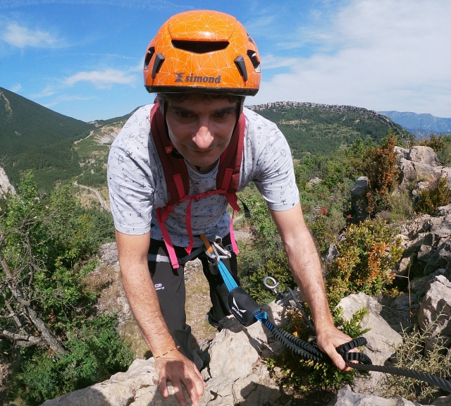 Escalando la pared de la vía ferrata