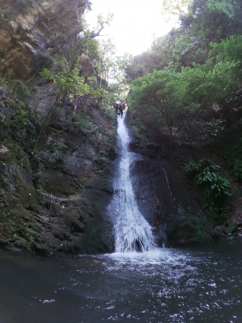 Descenso de la cascada en el barranco