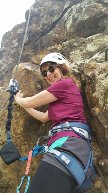 Sujeta a la línea de vida de la vía ferrata