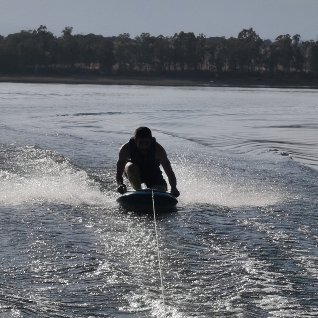 Practicando wakeboard en el embalse