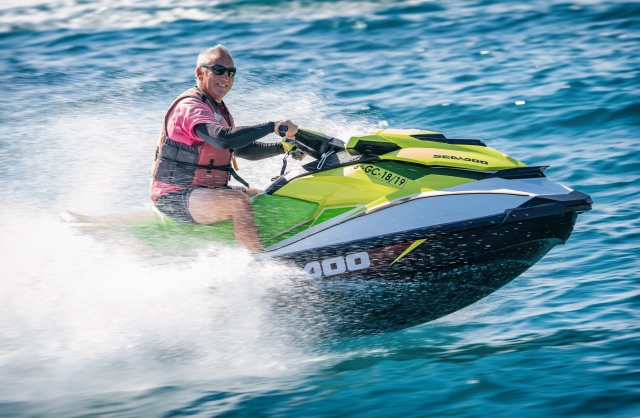Acelerando en la jet ski