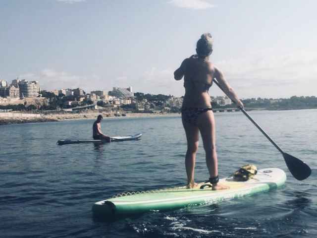 En pie sobre la tabla de paddle surf
