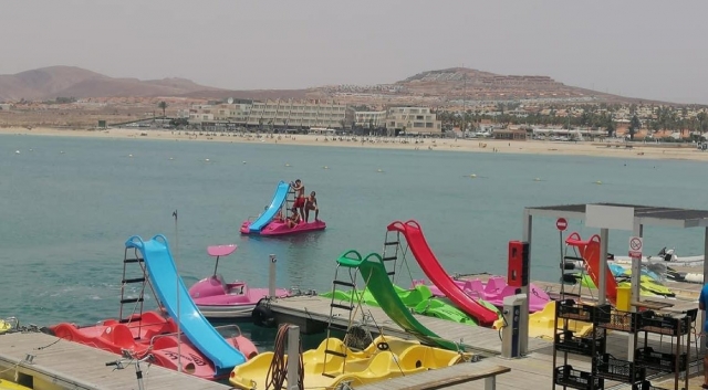 Hidropedales en el puerto deportivo del Castillo