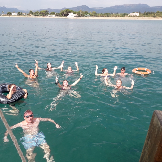  Baden neben dem Boot mit Freunden 