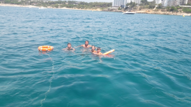  Schwimmen im Meer an der Küste von Cambrils 