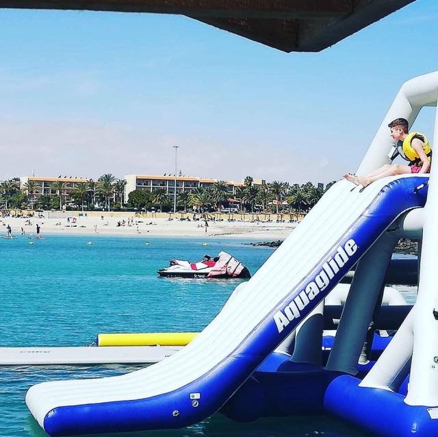 En el parque acuático del mar en Caleta de Fuste