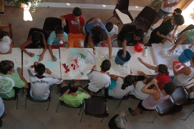 Jóvenes del campamento durante el taller