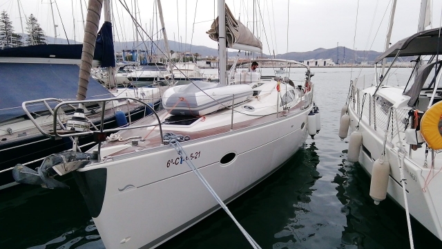 Velero amarrado en puerto