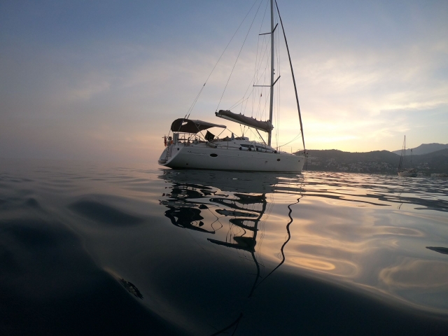 Velero en el mar viendo puesta de sol