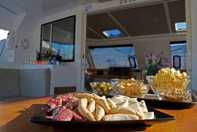 Aperitivo en barco BCN