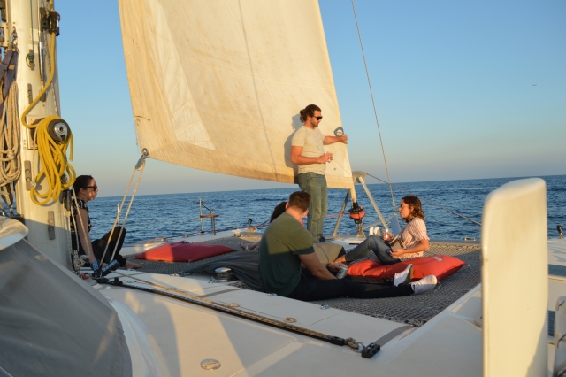 Paseo en barco con amigos BCN