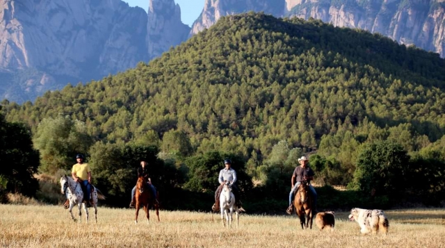 A caballo a los pies de Montserrat