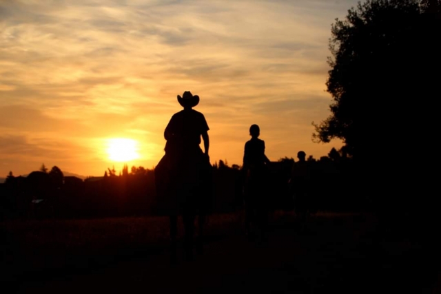 Montando a caballo al atardecer por Montserrat