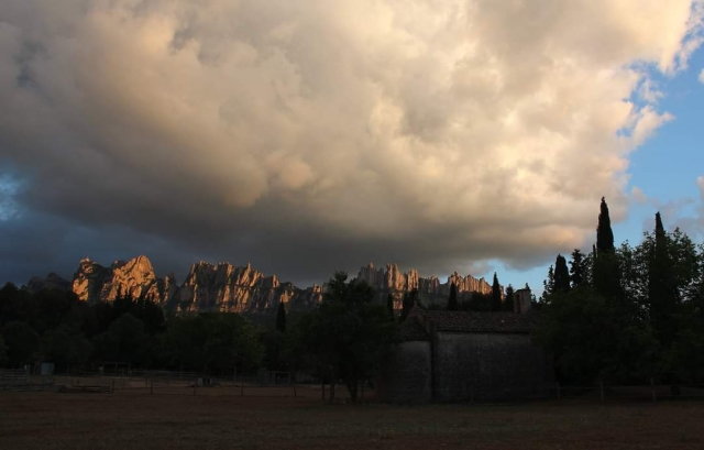 Nubes rosadas sobre Montserrat