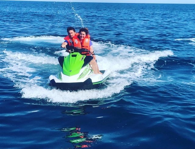  Coppia che si diverte in moto d'acqua 