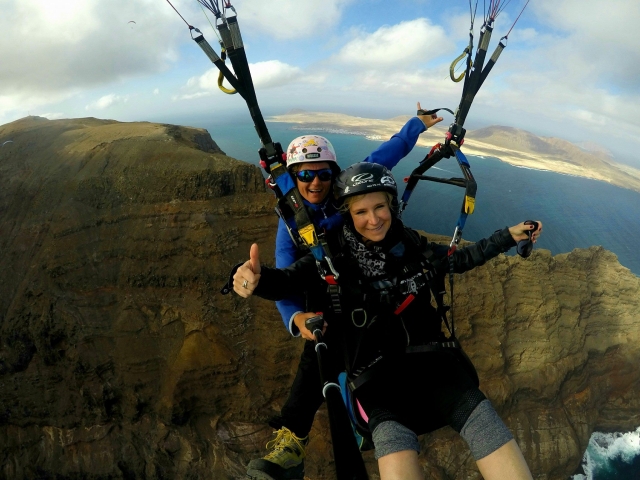 e-19758742-parapente-sobre-el-paisaje-volcanico172501065617250126707452.jpg