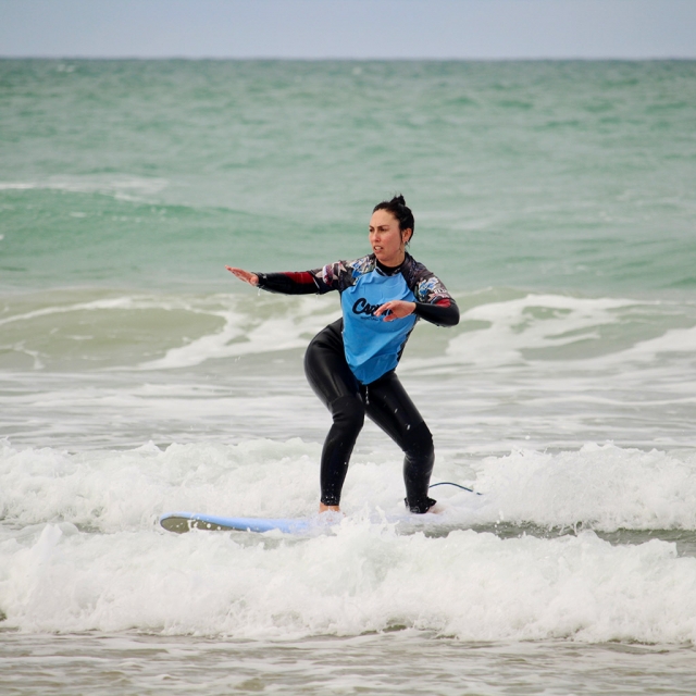 Manten el equilibrio sobre la tabla de surf