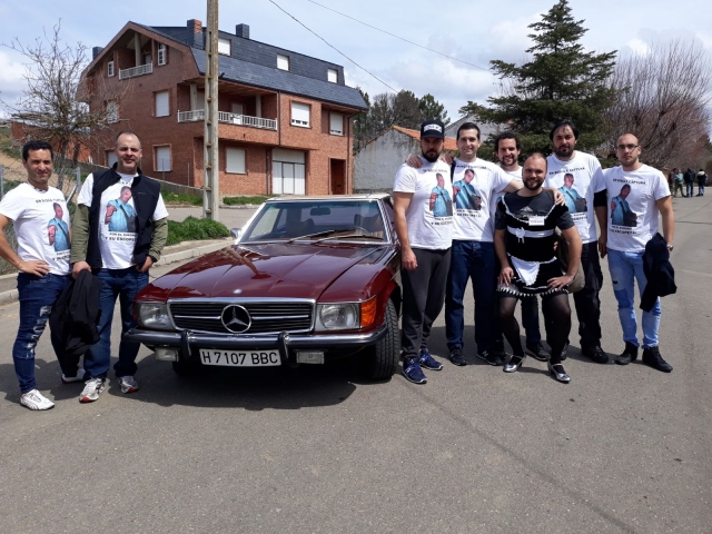 Mercedes clásico en la despedida de soltero