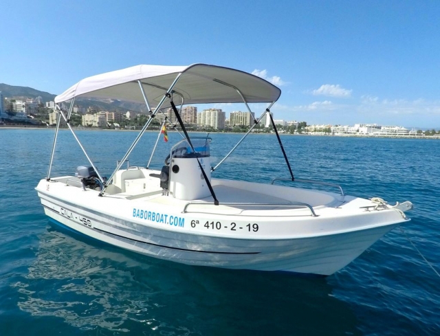 Barco en la costa de Benalmádena