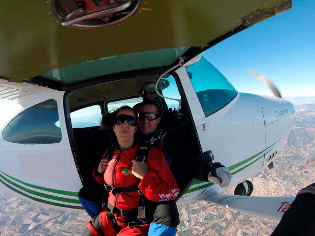 saliendo de la avioneta para saltar