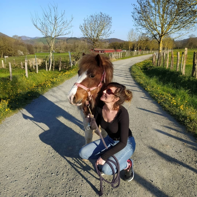 chica con el poni