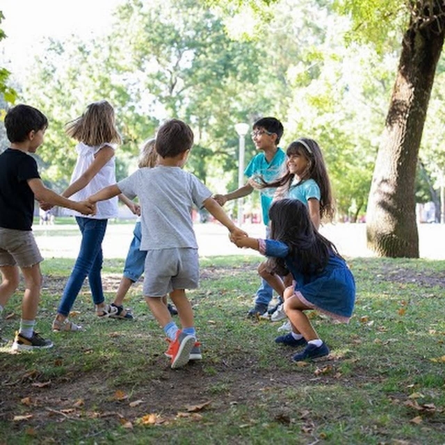Juegos divertidos en el campamento de verano