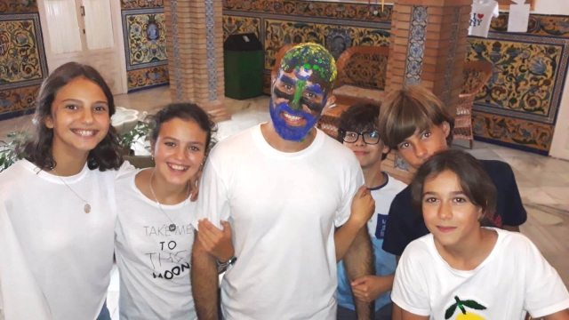 pintando al instructor del campamento