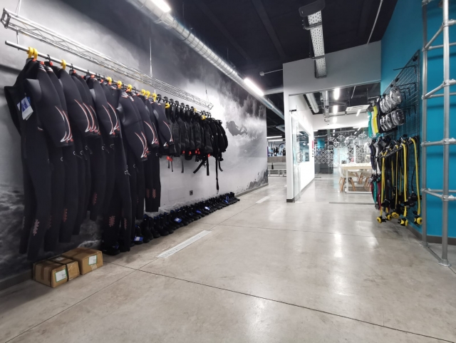 equipos en la escuela de buceo