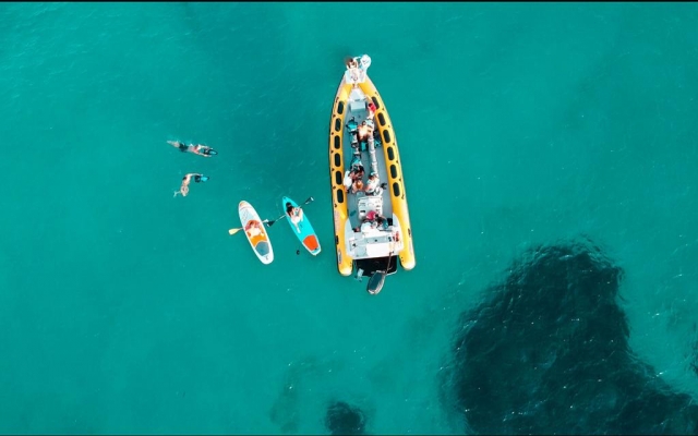 Paseo en barco y paddle surf