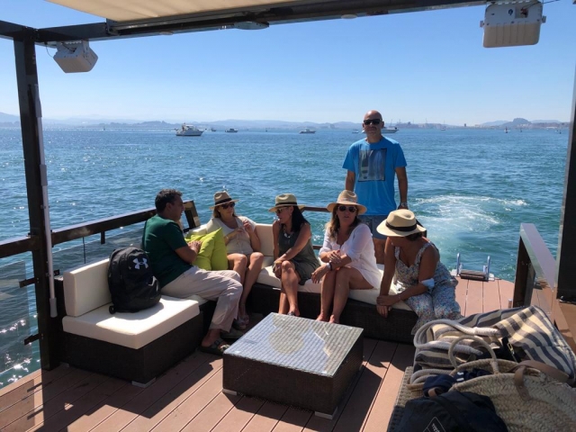  Auf dem Boot mit Freunden 