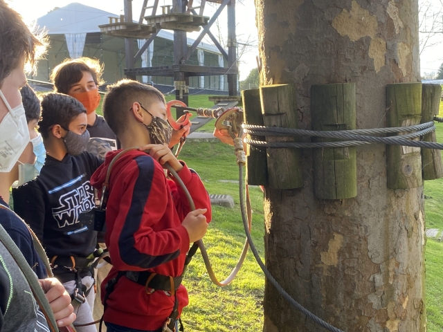 Grupo de amigos preparados para la tirolina