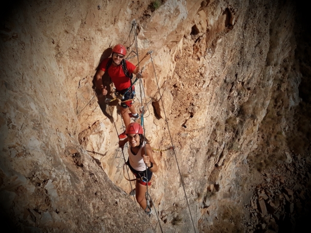 e-19761490-via-ferrata-en-las-montanas165052621916505265794484.jpg