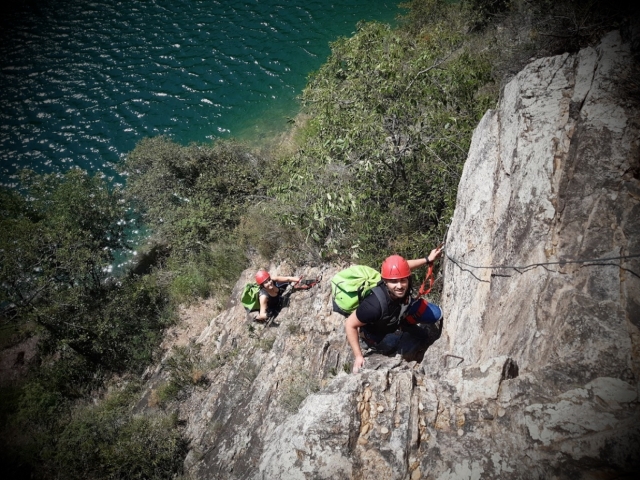 e-19761490-via-ferrata-en-las-rocas165052622016505265797538.jpg