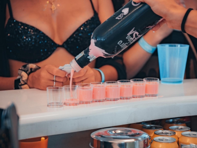 Chupitos en la Party Boat