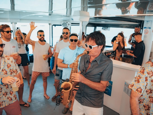 Músico tocando el saxofón duranle la fiesta