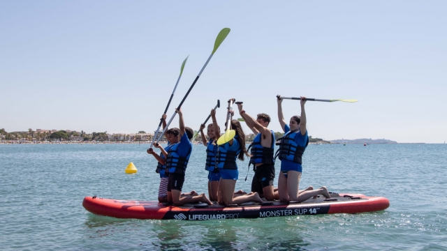  Grupo de amigos no paddle surf 