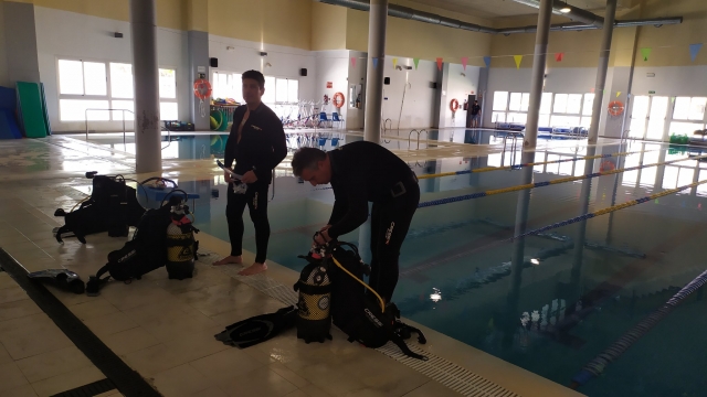 Preparando el equipo en la piscina