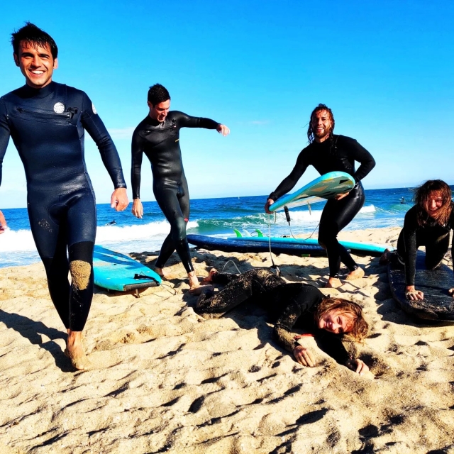 Grupo de amigos haciendo surf