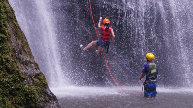 Descenso de barranco con rapel