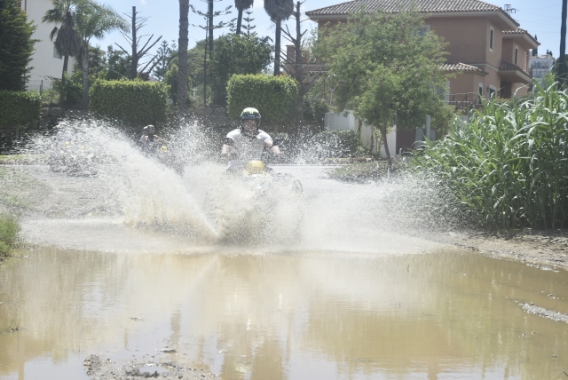 Quad cruzando un charco