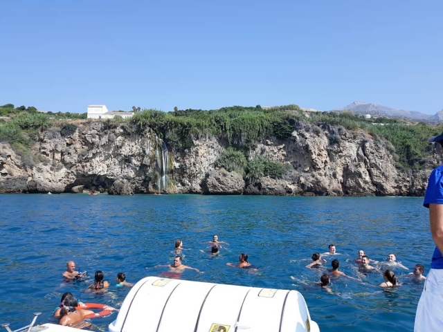  在水晶海湾畅游 