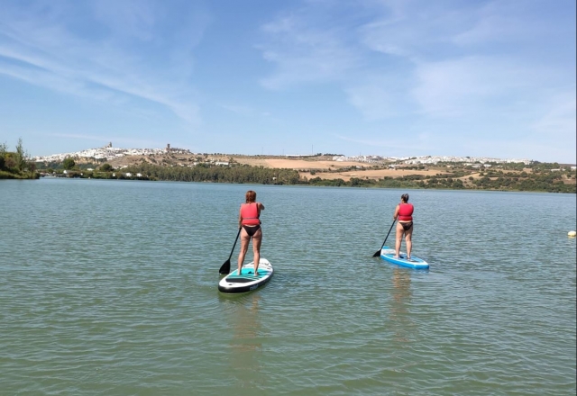 Dos personas guían sus tablas por el río