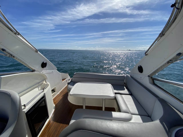 Cómoda cubierta del Bavaria 33 Sport