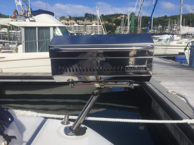 Un barco amarrado en el Puerto de Hondarribia