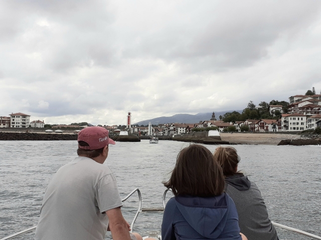 Tres personas gozan de las vistas de la costa