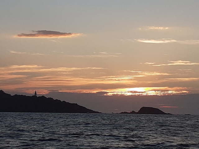 Impresionante atardecer en la bahía